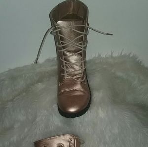 Girls gold boots sz 4 /little worn